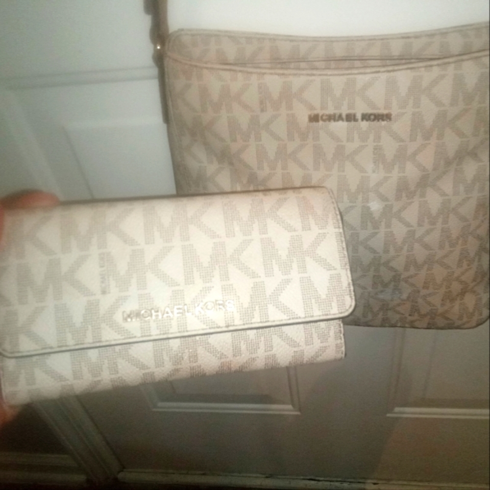 Micheal Kors crossbody purse and matching wallet in good condition